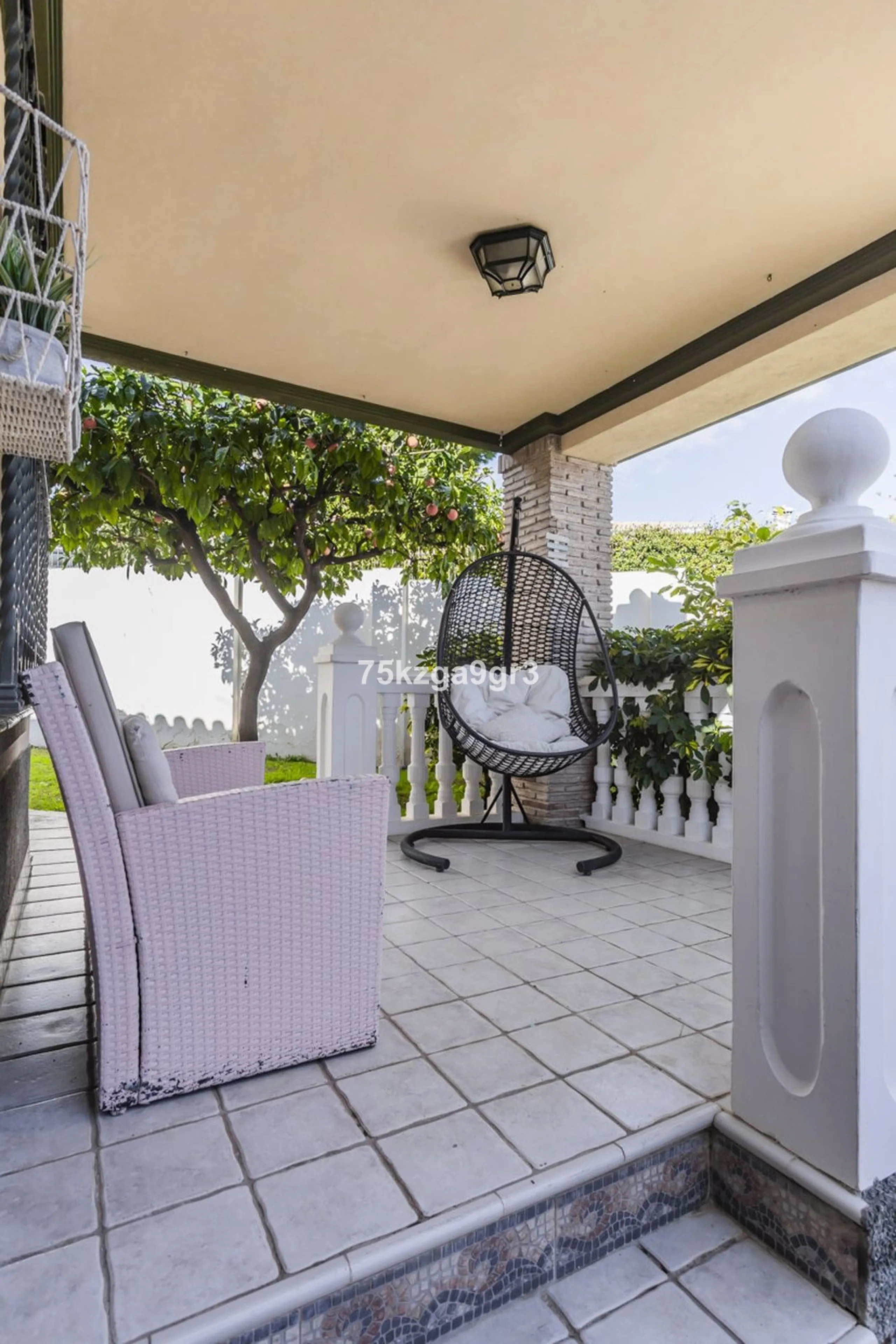 Imagine waking up every morning in a villa where space, privacy, and quality of life take center stage. Located on Calle de los Naranjos, 8, this magnificent detached villa sits on a 651 m² plot, offering the perfect balance between indoor comfort and out