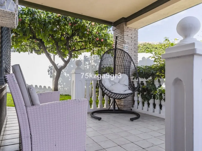 Imagine waking up every morning in a villa where space, privacy, and quality of life take center stage. Located on Calle de los Naranjos, 8, this magnificent detached villa sits on a 651 m² plot, offering the perfect balance between indoor comfort and out