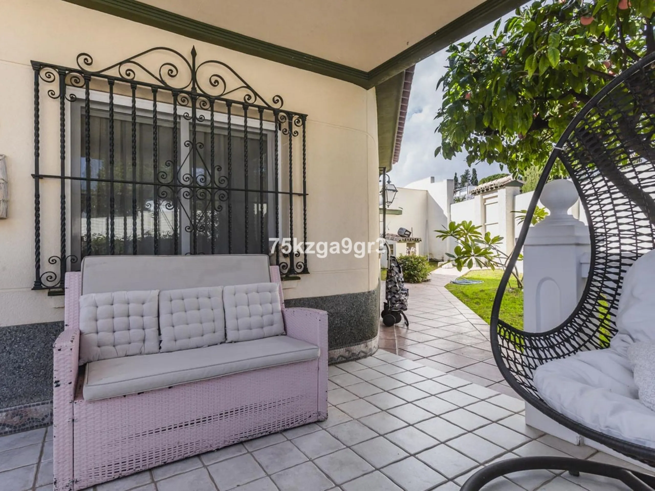 Imagine waking up every morning in a villa where space, privacy, and quality of life take center stage. Located on Calle de los Naranjos, 8, this magnificent detached villa sits on a 651 m² plot, offering the perfect balance between indoor comfort and out