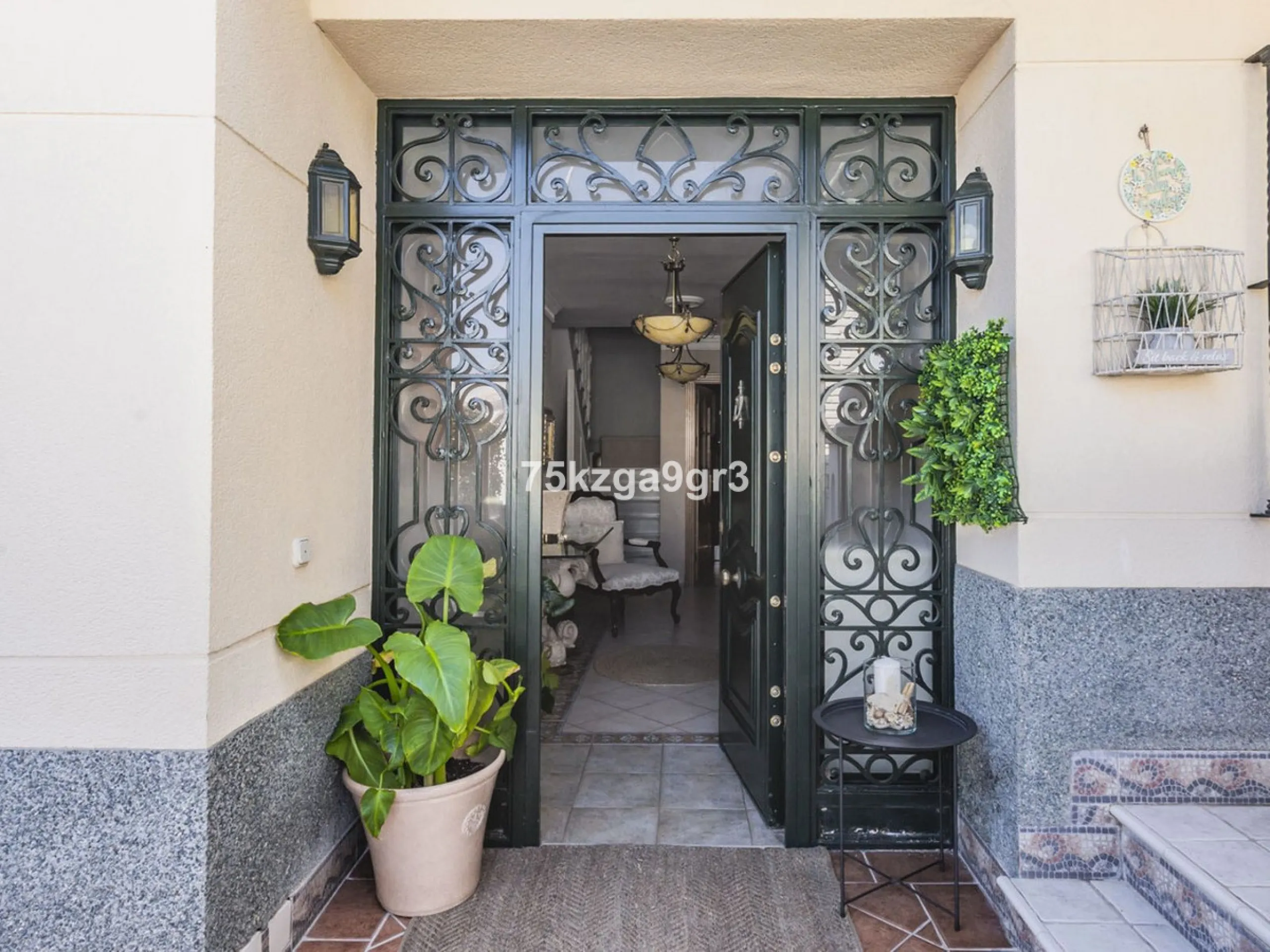 Imagine waking up every morning in a villa where space, privacy, and quality of life take center stage. Located on Calle de los Naranjos, 8, this magnificent detached villa sits on a 651 m² plot, offering the perfect balance between indoor comfort and out