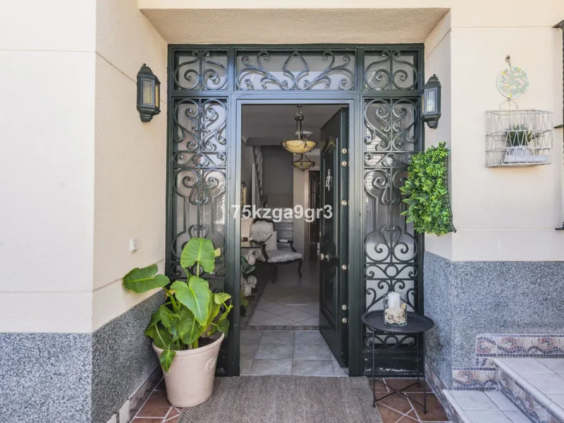 Imagine waking up every morning in a villa where space, privacy, and quality of life take center stage. Located on Calle de los Naranjos, 8, this magnificent detached villa sits on a 651 m² plot, offering the perfect balance between indoor comfort and out