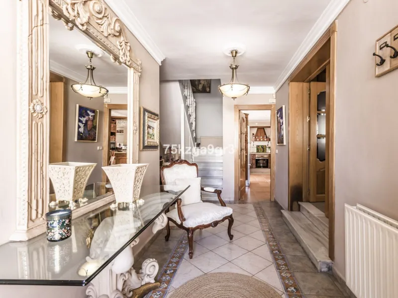 Imagine waking up every morning in a villa where space, privacy, and quality of life take center stage. Located on Calle de los Naranjos, 8, this magnificent detached villa sits on a 651 m² plot, offering the perfect balance between indoor comfort and out