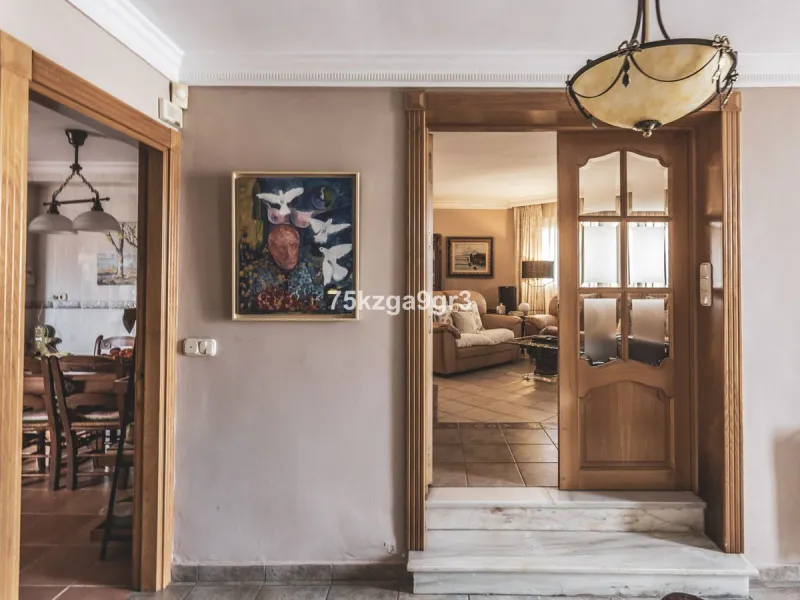 Imagine waking up every morning in a villa where space, privacy, and quality of life take center stage. Located on Calle de los Naranjos, 8, this magnificent detached villa sits on a 651 m² plot, offering the perfect balance between indoor comfort and out