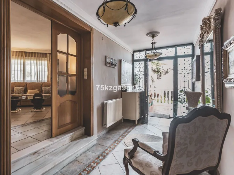 Imagine waking up every morning in a villa where space, privacy, and quality of life take center stage. Located on Calle de los Naranjos, 8, this magnificent detached villa sits on a 651 m² plot, offering the perfect balance between indoor comfort and out