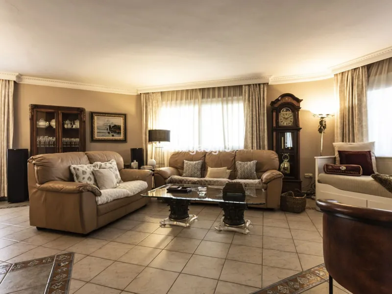 Imagine waking up every morning in a villa where space, privacy, and quality of life take center stage. Located on Calle de los Naranjos, 8, this magnificent detached villa sits on a 651 m² plot, offering the perfect balance between indoor comfort and out