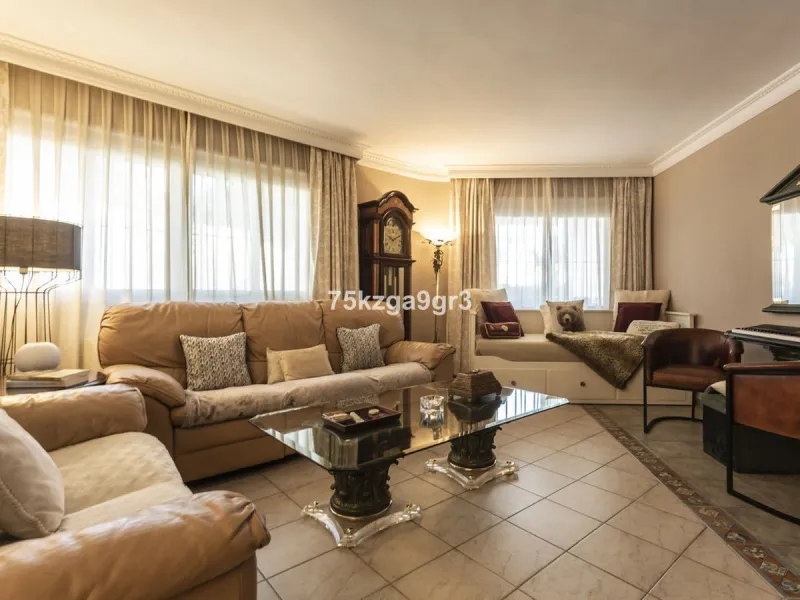 Imagine waking up every morning in a villa where space, privacy, and quality of life take center stage. Located on Calle de los Naranjos, 8, this magnificent detached villa sits on a 651 m² plot, offering the perfect balance between indoor comfort and out