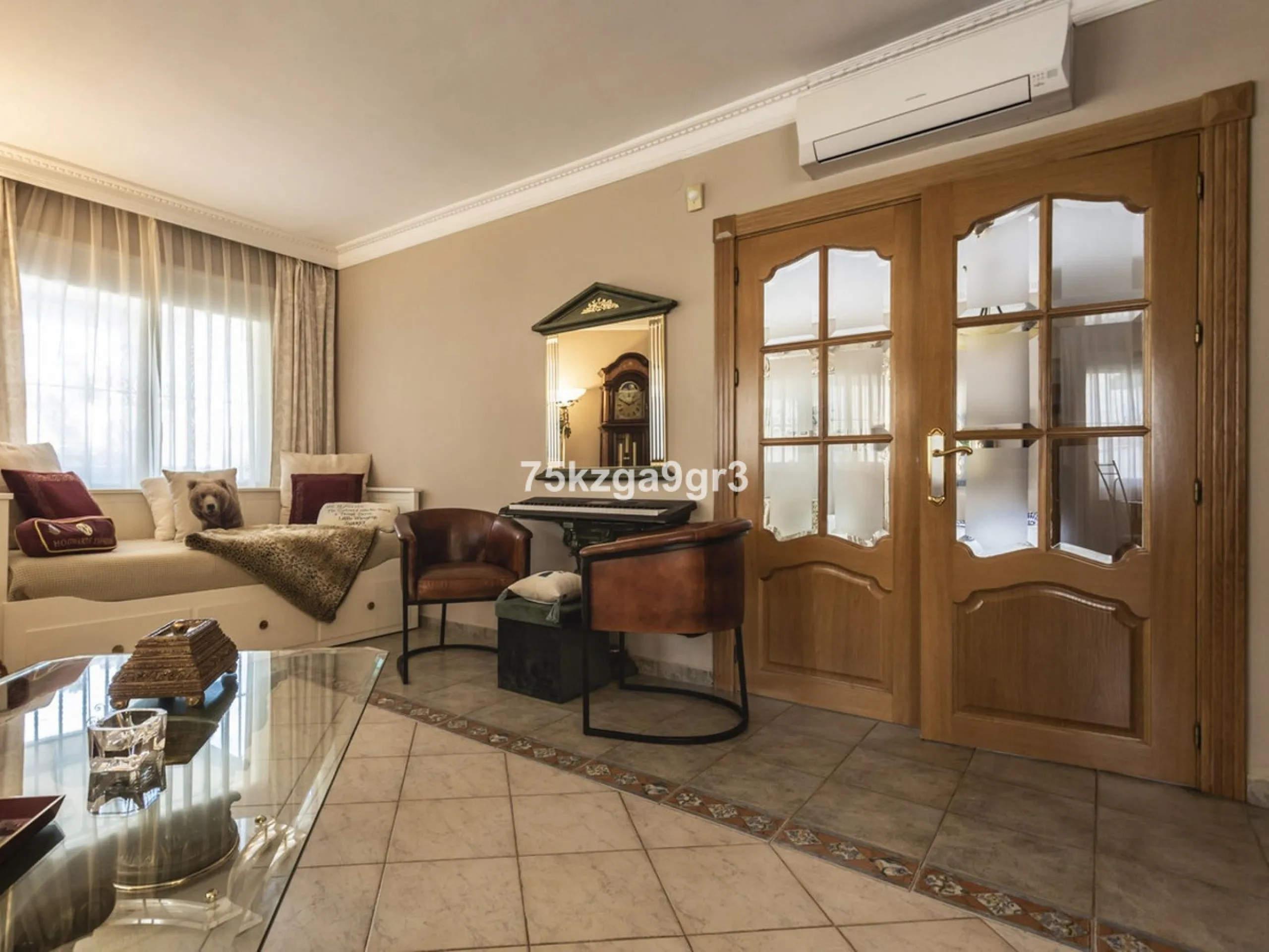 Imagine waking up every morning in a villa where space, privacy, and quality of life take center stage. Located on Calle de los Naranjos, 8, this magnificent detached villa sits on a 651 m² plot, offering the perfect balance between indoor comfort and out