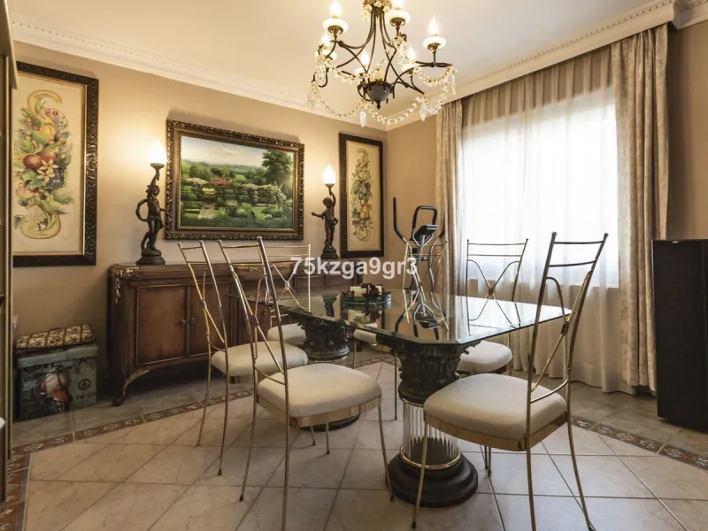 Imagine waking up every morning in a villa where space, privacy, and quality of life take center stage. Located on Calle de los Naranjos, 8, this magnificent detached villa sits on a 651 m² plot, offering the perfect balance between indoor comfort and out
