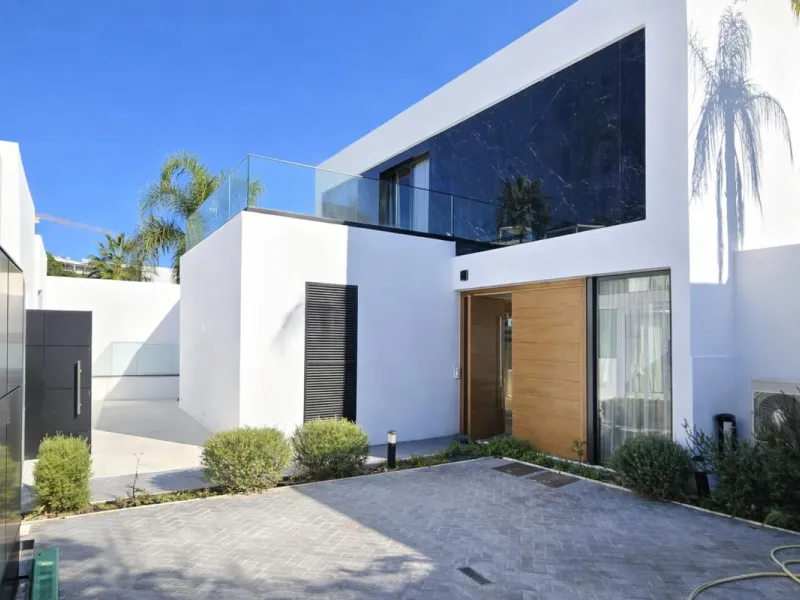 Exclusive Modern Frontline Golf Villa | El Campanario