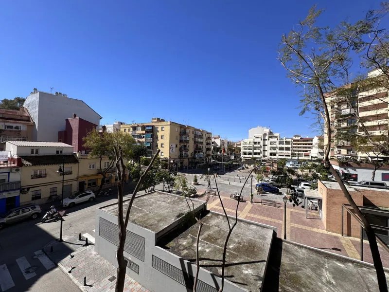 Located in the very heart of Fuengirola, in one of the most sought-after areas where everything is within walking distance, this spacious and bright apartment offers an exceptional combination of location, comfort, and a highly valuable extra: a large pri