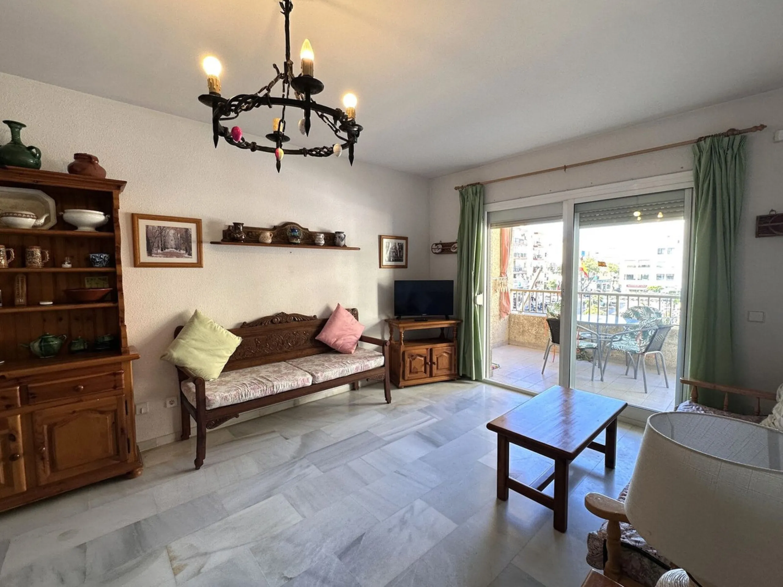 Apartment - Middle Floor Apartment в продаже в Fuengirola, Málaga. В доме 3 спален и 2 ванных комнат. Площадь дома 100 м²