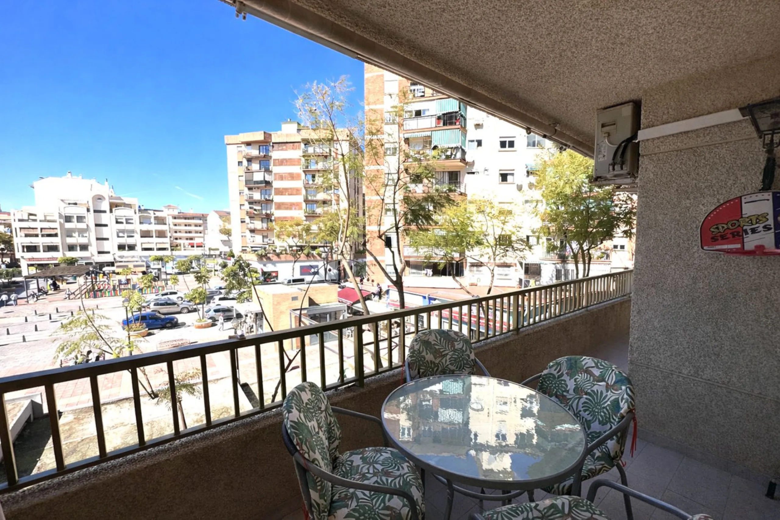 Apartment - Middle Floor Apartment в продаже в Fuengirola, Málaga. В доме 3 спален и 2 ванных комнат. Площадь дома 100 м²