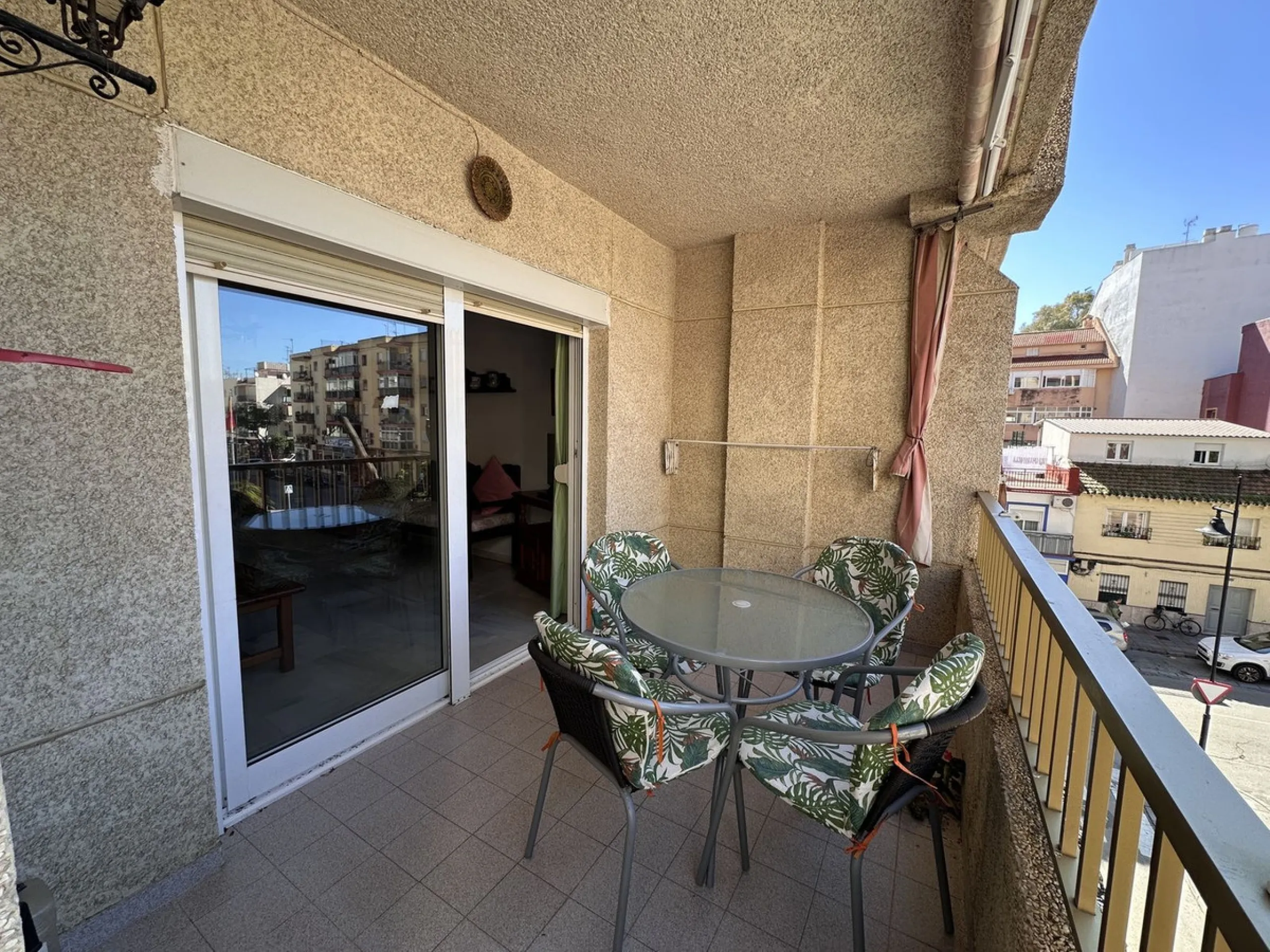 Apartment - Middle Floor Apartment в продаже в Fuengirola, Málaga. В доме 3 спален и 2 ванных комнат. Площадь дома 100 м²