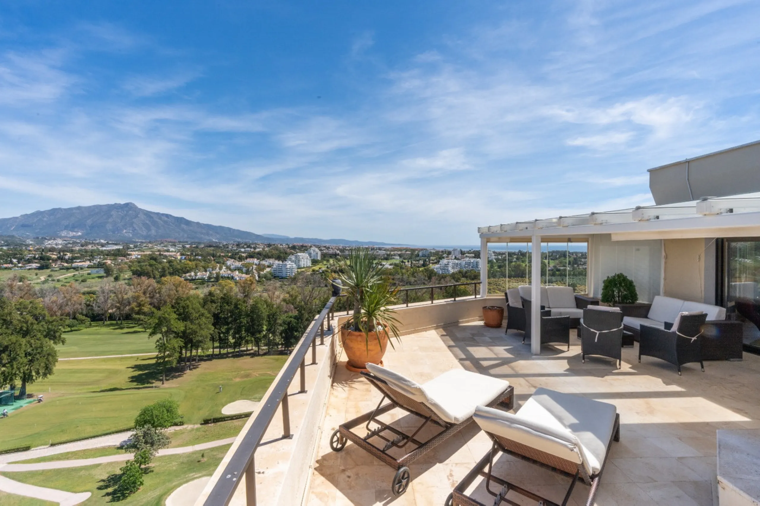 Experience luxury living at this stunning penthouse located on the prestigious Atalaya golf club. Enjoy breathtaking views of the sea, La Concha mountain, and the golf course right from the comfort of your 160 sqm interior space and 80 sqm terrace.