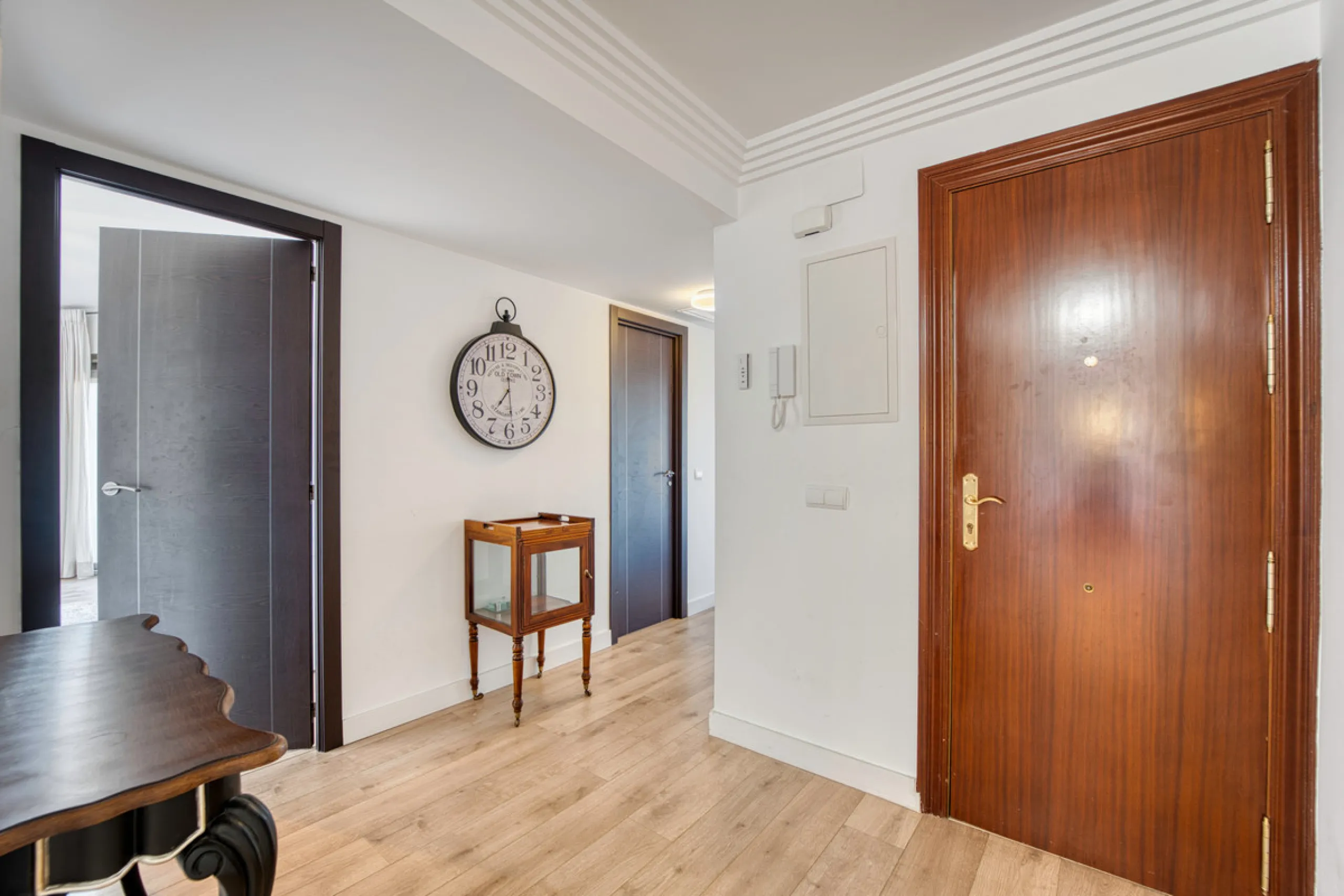 Experience luxury living at this stunning penthouse located on the prestigious Atalaya golf club. Enjoy breathtaking views of the sea, La Concha mountain, and the golf course right from the comfort of your 160 sqm interior space and 80 sqm terrace.