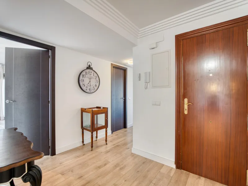 Experience luxury living at this stunning penthouse located on the prestigious Atalaya golf club. Enjoy breathtaking views of the sea, La Concha mountain, and the golf course right from the comfort of your 160 sqm interior space and 80 sqm terrace.