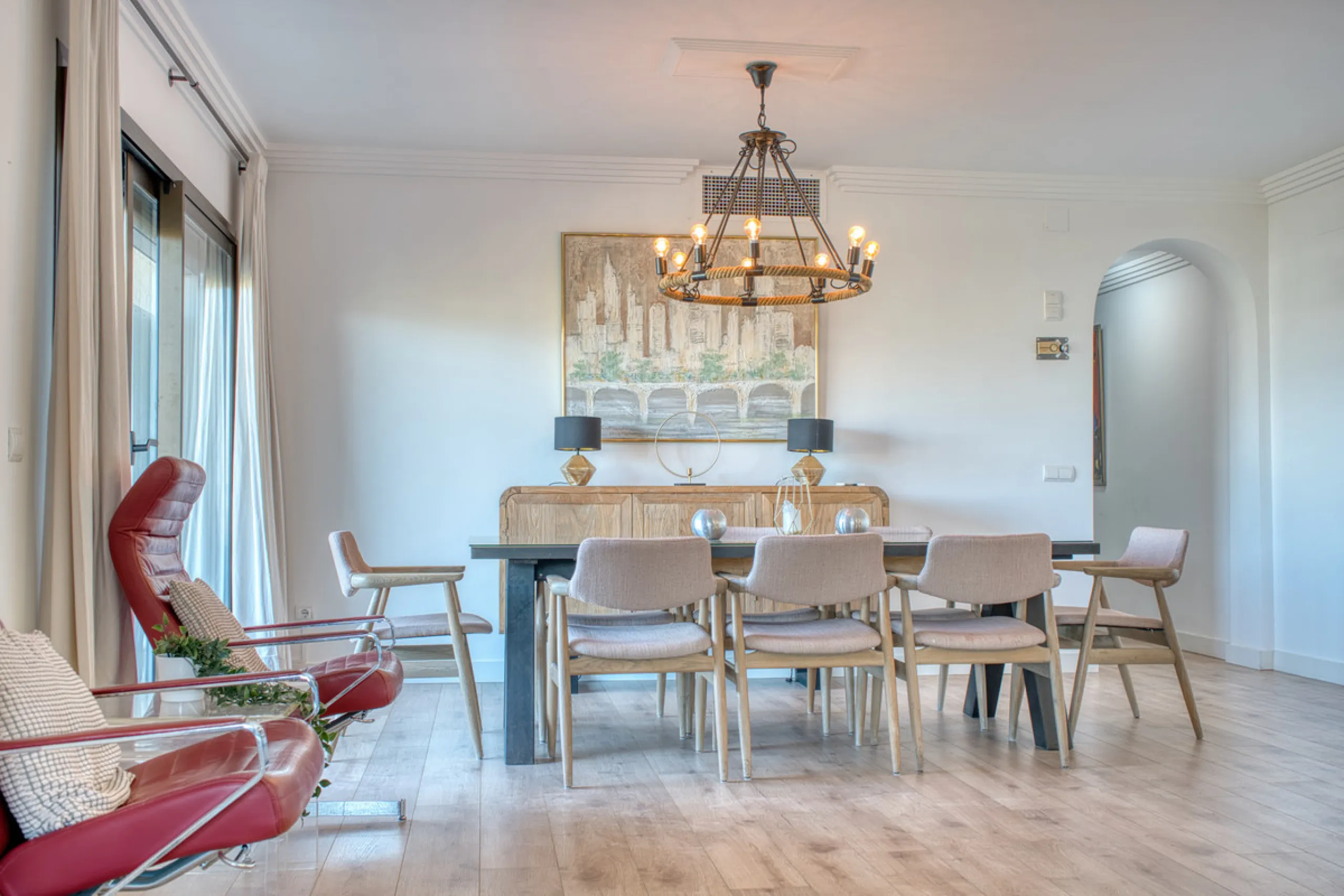 Experience luxury living at this stunning penthouse located on the prestigious Atalaya golf club. Enjoy breathtaking views of the sea, La Concha mountain, and the golf course right from the comfort of your 160 sqm interior space and 80 sqm terrace.