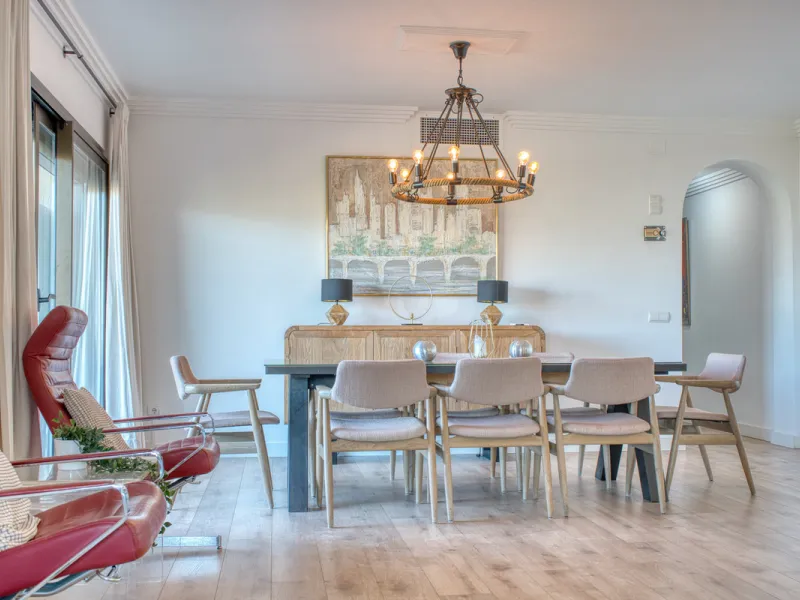 Experience luxury living at this stunning penthouse located on the prestigious Atalaya golf club. Enjoy breathtaking views of the sea, La Concha mountain, and the golf course right from the comfort of your 160 sqm interior space and 80 sqm terrace.