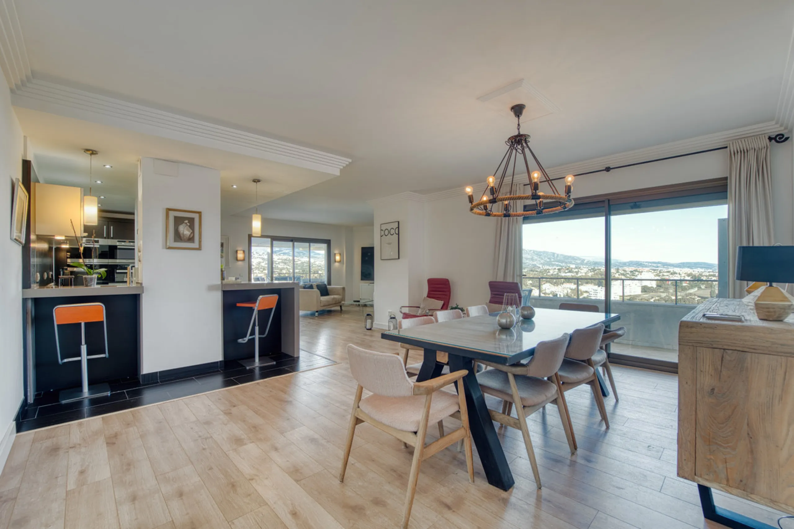 Experience luxury living at this stunning penthouse located on the prestigious Atalaya golf club. Enjoy breathtaking views of the sea, La Concha mountain, and the golf course right from the comfort of your 160 sqm interior space and 80 sqm terrace.