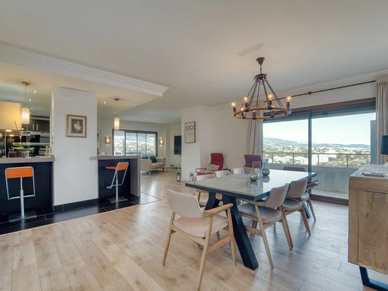 Experience luxury living at this stunning penthouse located on the prestigious Atalaya golf club. Enjoy breathtaking views of the sea, La Concha mountain, and the golf course right from the comfort of your 160 sqm interior space and 80 sqm terrace.