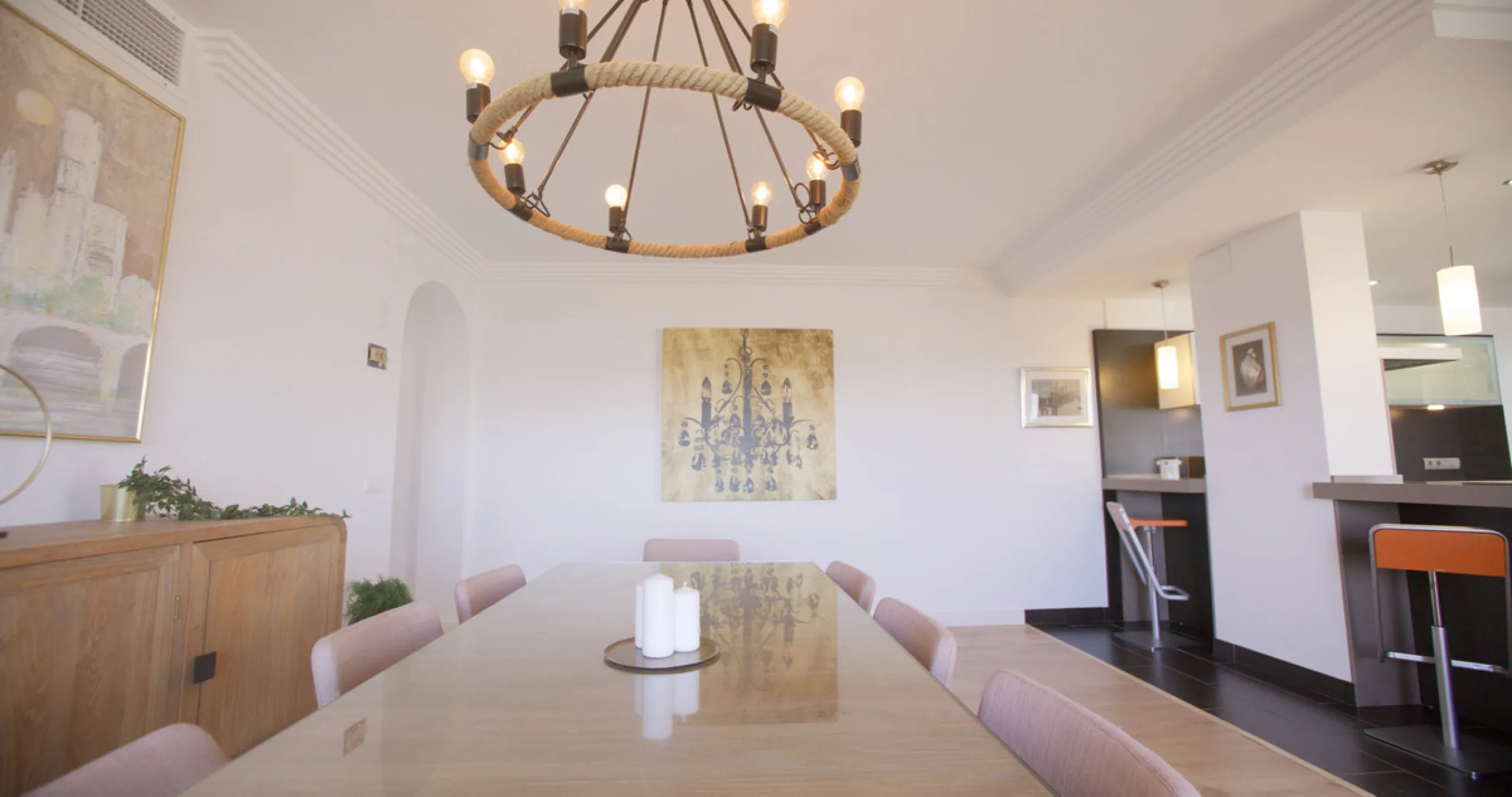 Experience luxury living at this stunning penthouse located on the prestigious Atalaya golf club. Enjoy breathtaking views of the sea, La Concha mountain, and the golf course right from the comfort of your 160 sqm interior space and 80 sqm terrace.