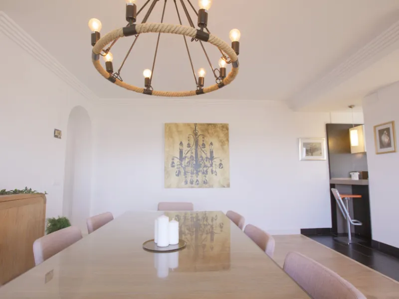 Experience luxury living at this stunning penthouse located on the prestigious Atalaya golf club. Enjoy breathtaking views of the sea, La Concha mountain, and the golf course right from the comfort of your 160 sqm interior space and 80 sqm terrace.