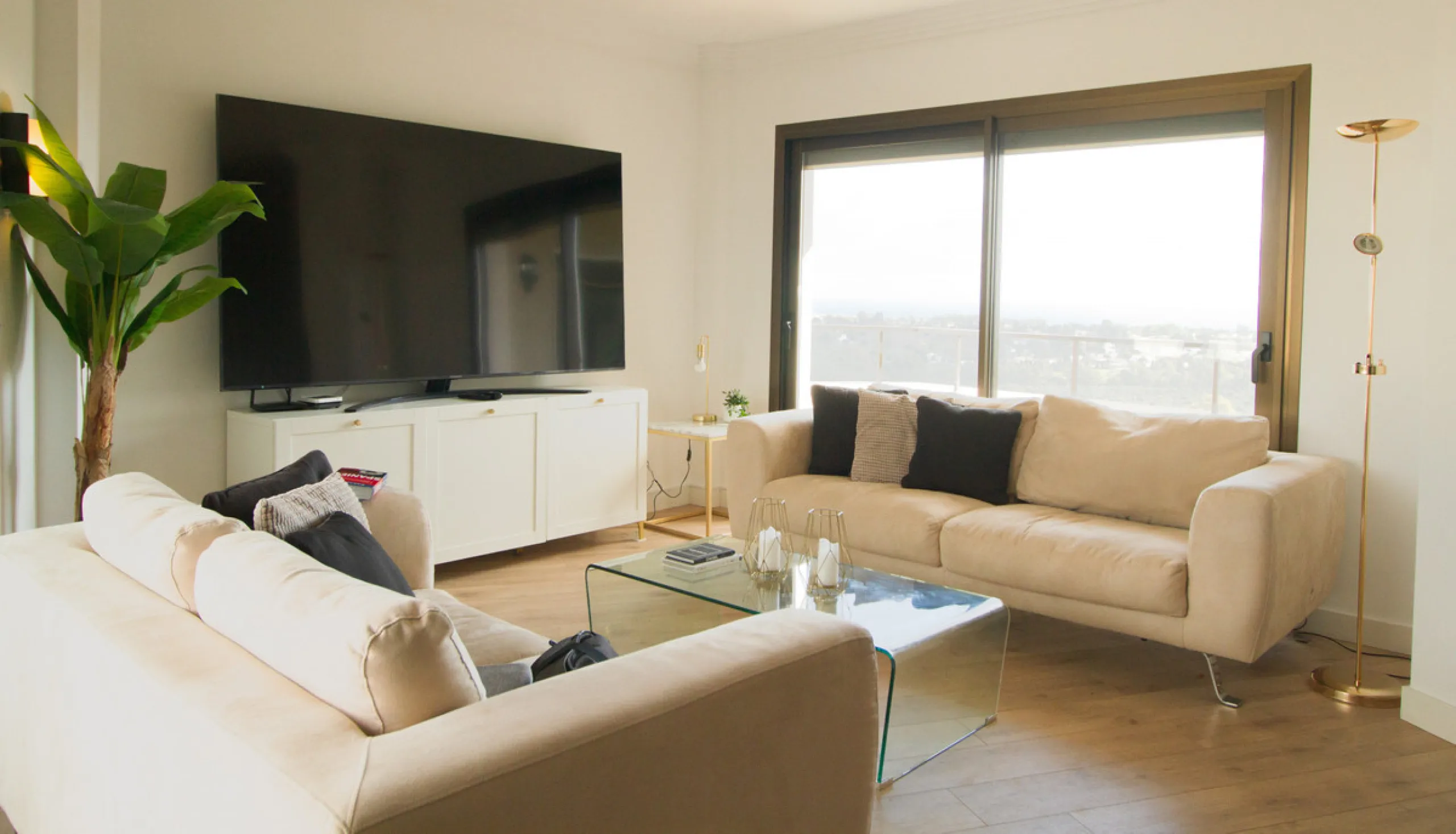 Experience luxury living at this stunning penthouse located on the prestigious Atalaya golf club. Enjoy breathtaking views of the sea, La Concha mountain, and the golf course right from the comfort of your 160 sqm interior space and 80 sqm terrace.