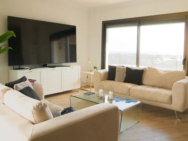 Experience luxury living at this stunning penthouse located on the prestigious Atalaya golf club. Enjoy breathtaking views of the sea, La Concha mountain, and the golf course right from the comfort of your 160 sqm interior space and 80 sqm terrace.