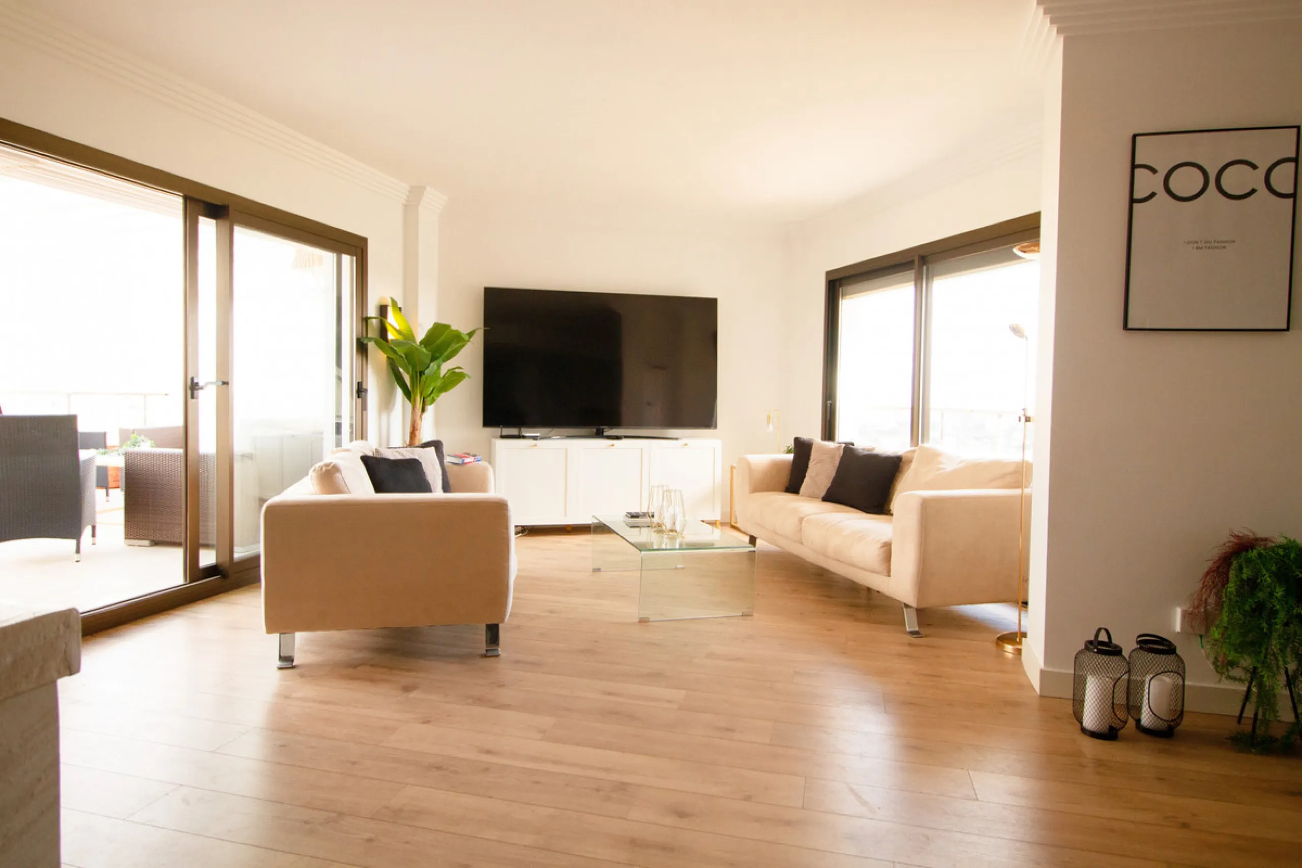 Experience luxury living at this stunning penthouse located on the prestigious Atalaya golf club. Enjoy breathtaking views of the sea, La Concha mountain, and the golf course right from the comfort of your 160 sqm interior space and 80 sqm terrace.