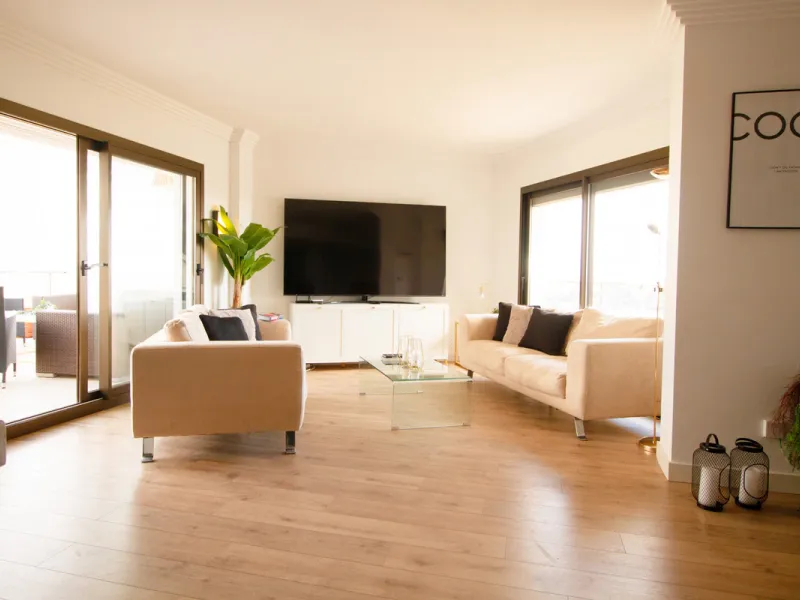 Experience luxury living at this stunning penthouse located on the prestigious Atalaya golf club. Enjoy breathtaking views of the sea, La Concha mountain, and the golf course right from the comfort of your 160 sqm interior space and 80 sqm terrace.