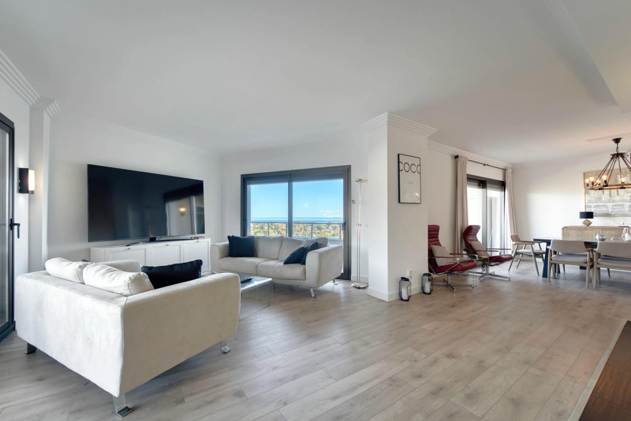 Experience luxury living at this stunning penthouse located on the prestigious Atalaya golf club. Enjoy breathtaking views of the sea, La Concha mountain, and the golf course right from the comfort of your 160 sqm interior space and 80 sqm terrace.