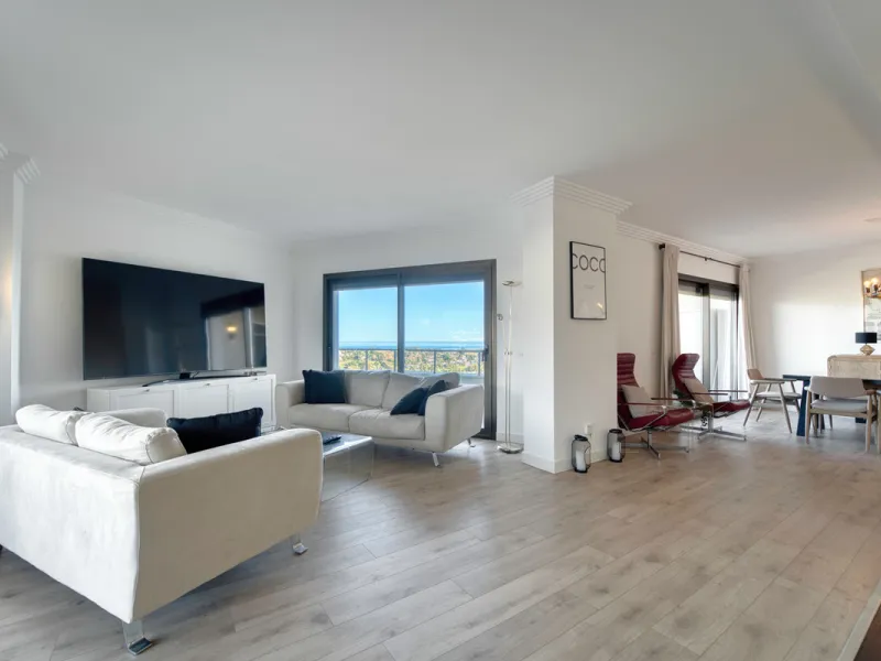 Experience luxury living at this stunning penthouse located on the prestigious Atalaya golf club. Enjoy breathtaking views of the sea, La Concha mountain, and the golf course right from the comfort of your 160 sqm interior space and 80 sqm terrace.