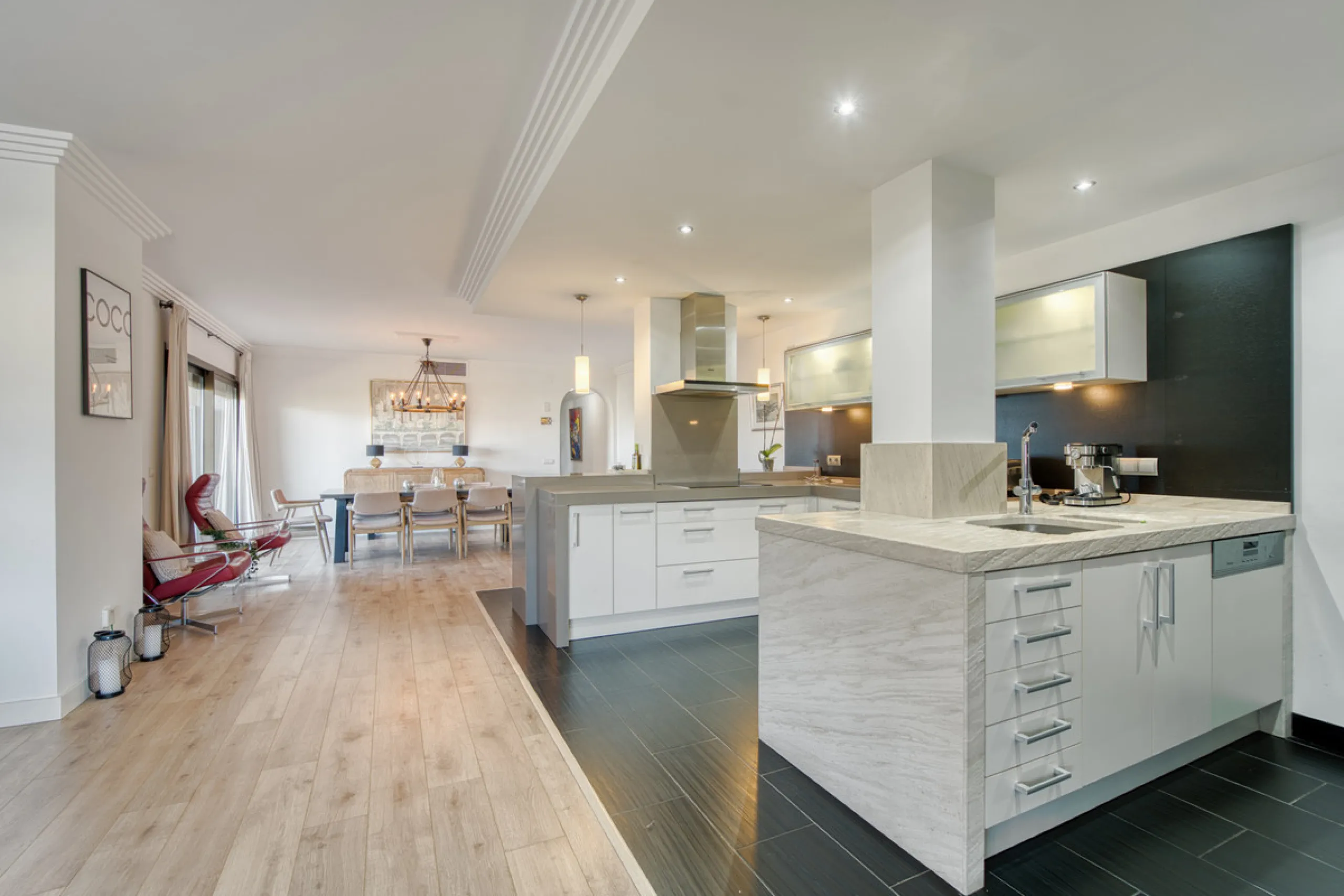 Experience luxury living at this stunning penthouse located on the prestigious Atalaya golf club. Enjoy breathtaking views of the sea, La Concha mountain, and the golf course right from the comfort of your 160 sqm interior space and 80 sqm terrace.