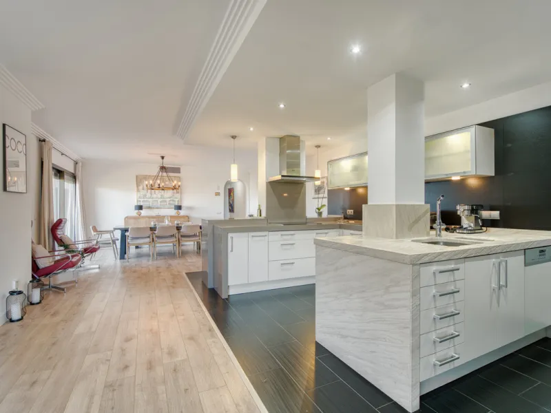Experience luxury living at this stunning penthouse located on the prestigious Atalaya golf club. Enjoy breathtaking views of the sea, La Concha mountain, and the golf course right from the comfort of your 160 sqm interior space and 80 sqm terrace.
