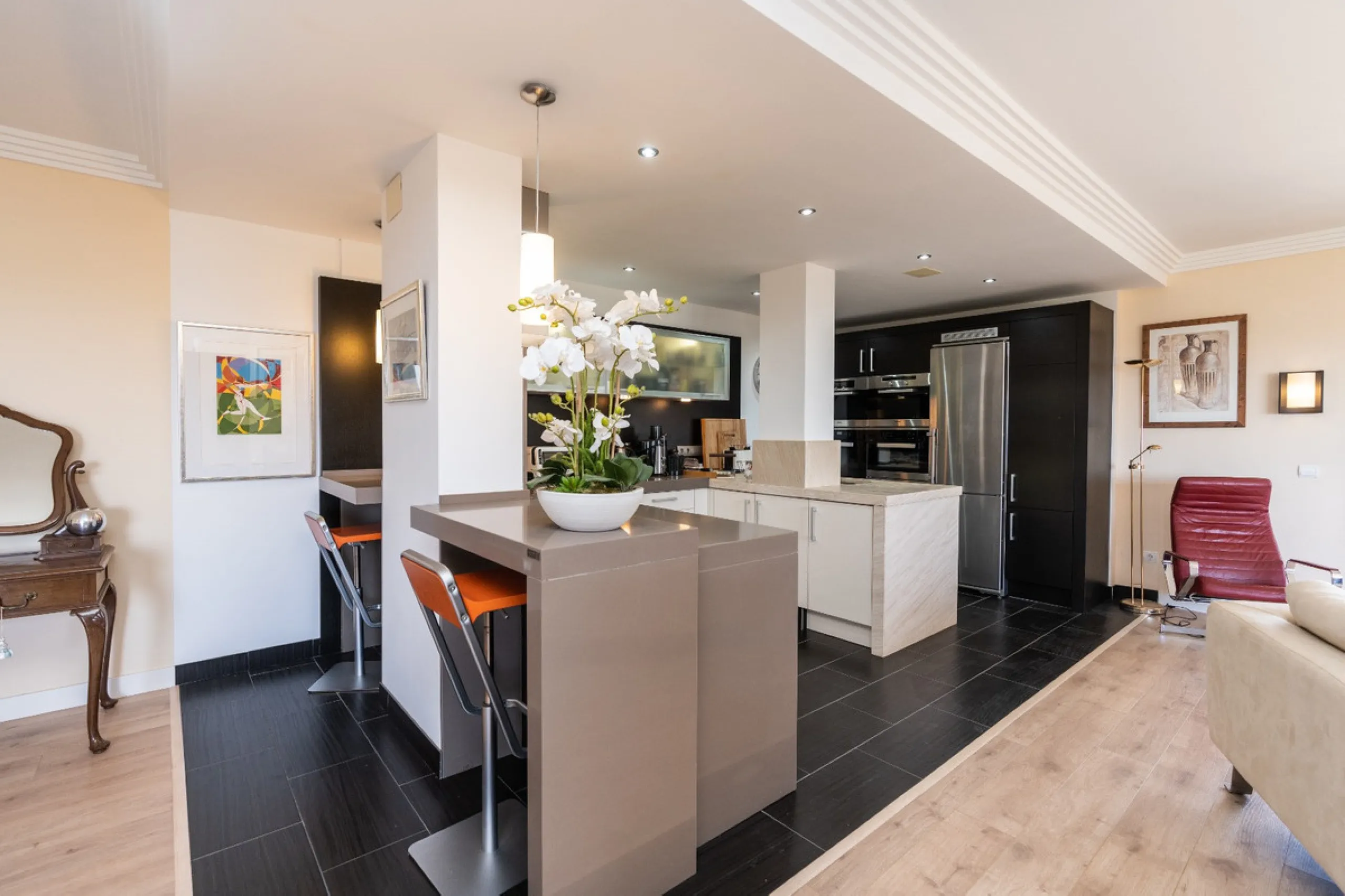 Experience luxury living at this stunning penthouse located on the prestigious Atalaya golf club. Enjoy breathtaking views of the sea, La Concha mountain, and the golf course right from the comfort of your 160 sqm interior space and 80 sqm terrace.