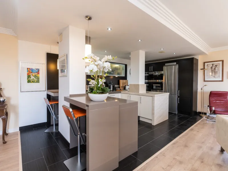 Experience luxury living at this stunning penthouse located on the prestigious Atalaya golf club. Enjoy breathtaking views of the sea, La Concha mountain, and the golf course right from the comfort of your 160 sqm interior space and 80 sqm terrace.