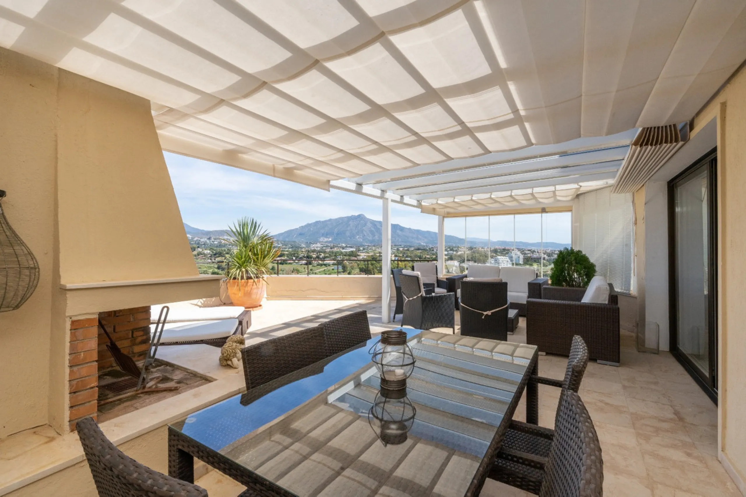 Experience luxury living at this stunning penthouse located on the prestigious Atalaya golf club. Enjoy breathtaking views of the sea, La Concha mountain, and the golf course right from the comfort of your 160 sqm interior space and 80 sqm terrace.