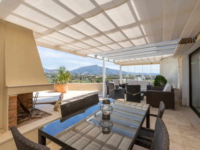 Experience luxury living at this stunning penthouse located on the prestigious Atalaya golf club. Enjoy breathtaking views of the sea, La Concha mountain, and the golf course right from the comfort of your 160 sqm interior space and 80 sqm terrace.