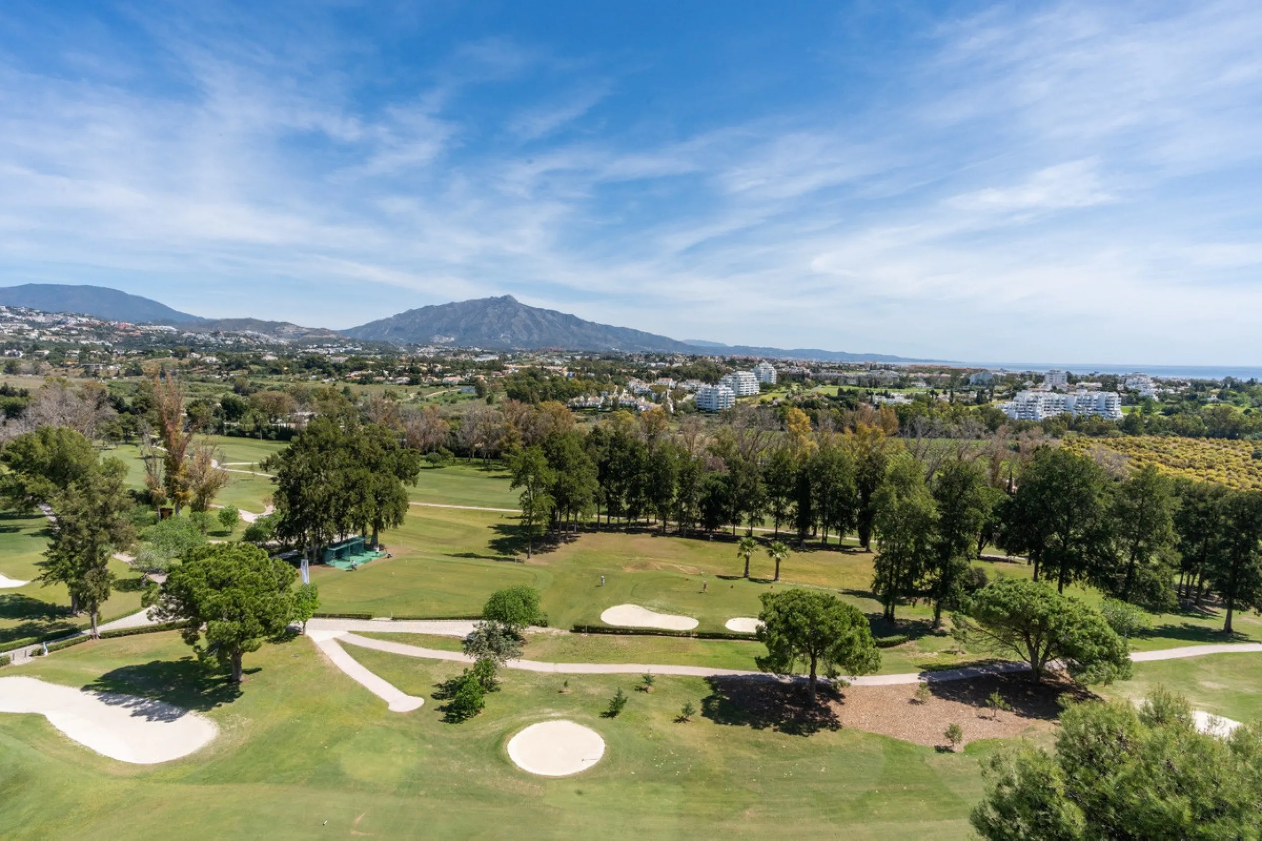 Experience luxury living at this stunning penthouse located on the prestigious Atalaya golf club. Enjoy breathtaking views of the sea, La Concha mountain, and the golf course right from the comfort of your 160 sqm interior space and 80 sqm terrace.