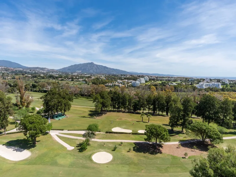 Experience luxury living at this stunning penthouse located on the prestigious Atalaya golf club. Enjoy breathtaking views of the sea, La Concha mountain, and the golf course right from the comfort of your 160 sqm interior space and 80 sqm terrace.