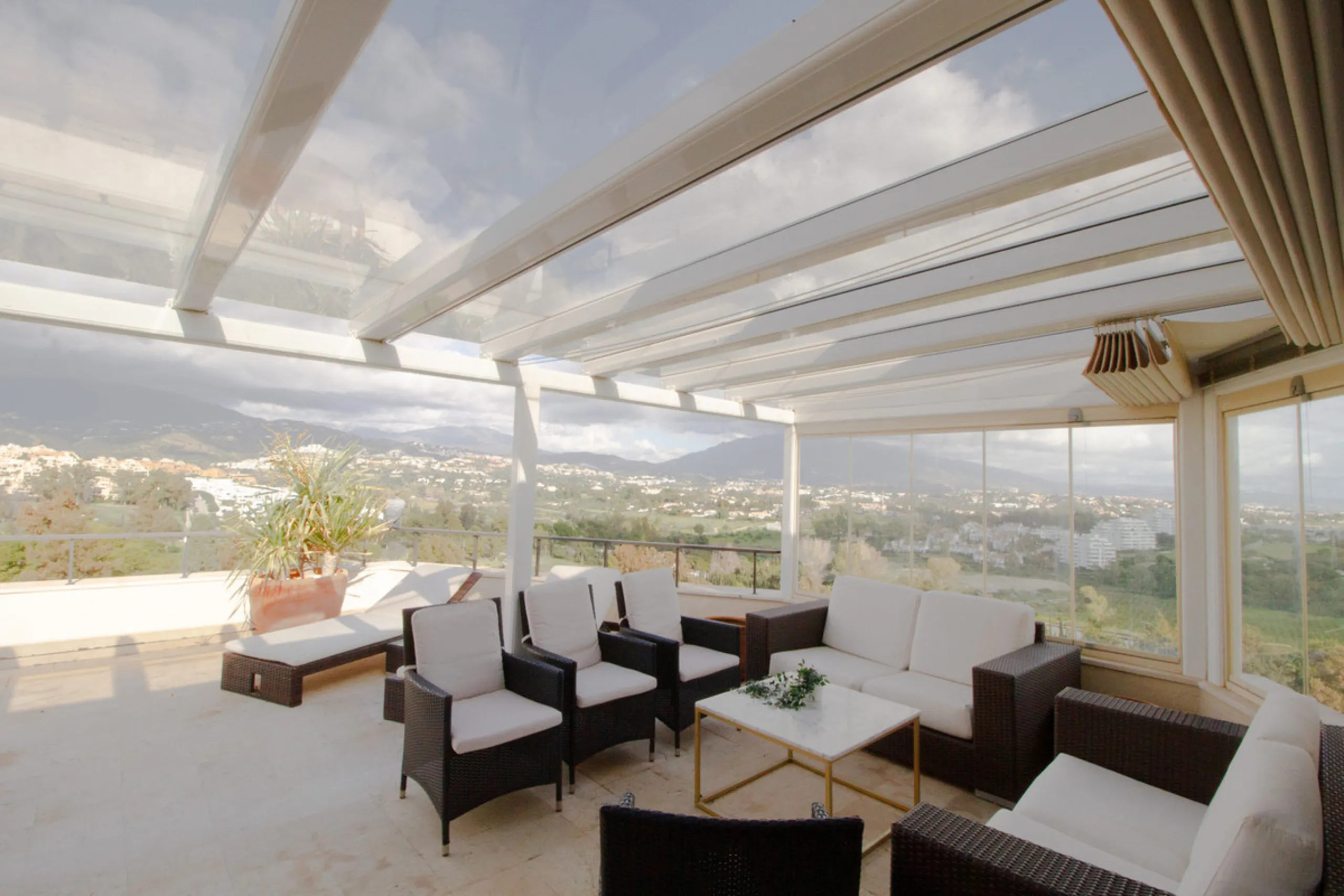 Experience luxury living at this stunning penthouse located on the prestigious Atalaya golf club. Enjoy breathtaking views of the sea, La Concha mountain, and the golf course right from the comfort of your 160 sqm interior space and 80 sqm terrace.