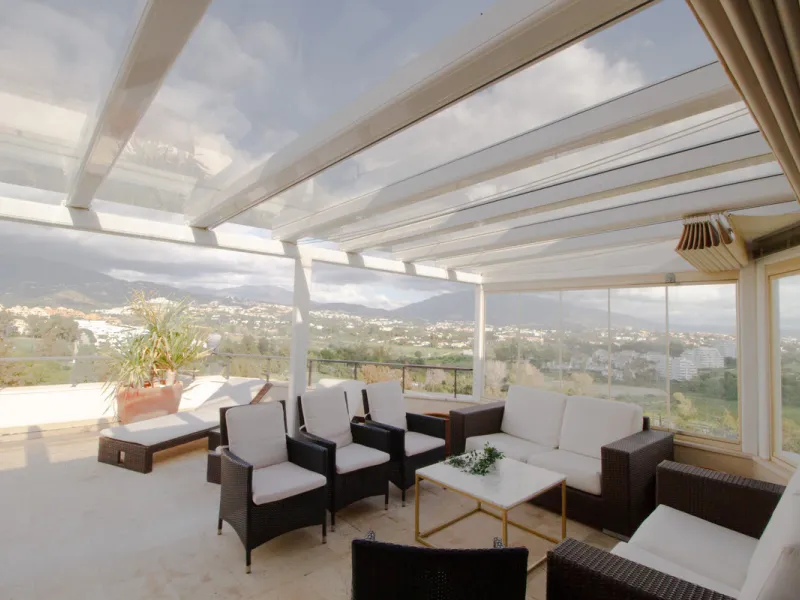 Experience luxury living at this stunning penthouse located on the prestigious Atalaya golf club. Enjoy breathtaking views of the sea, La Concha mountain, and the golf course right from the comfort of your 160 sqm interior space and 80 sqm terrace.