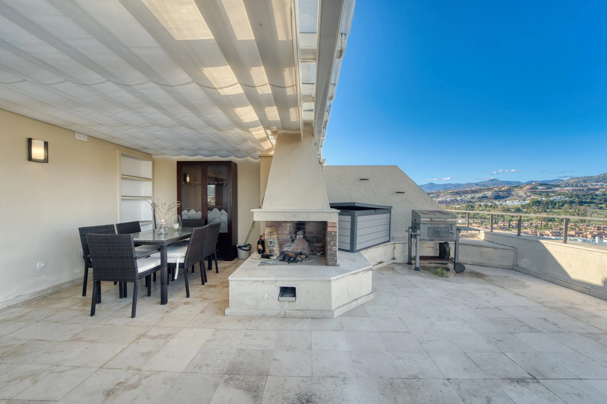 Experience luxury living at this stunning penthouse located on the prestigious Atalaya golf club. Enjoy breathtaking views of the sea, La Concha mountain, and the golf course right from the comfort of your 160 sqm interior space and 80 sqm terrace.