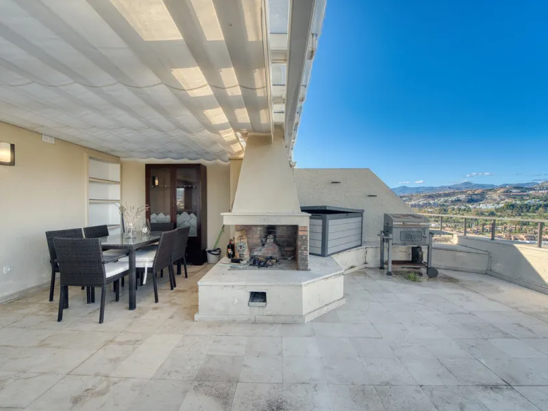 Experience luxury living at this stunning penthouse located on the prestigious Atalaya golf club. Enjoy breathtaking views of the sea, La Concha mountain, and the golf course right from the comfort of your 160 sqm interior space and 80 sqm terrace.