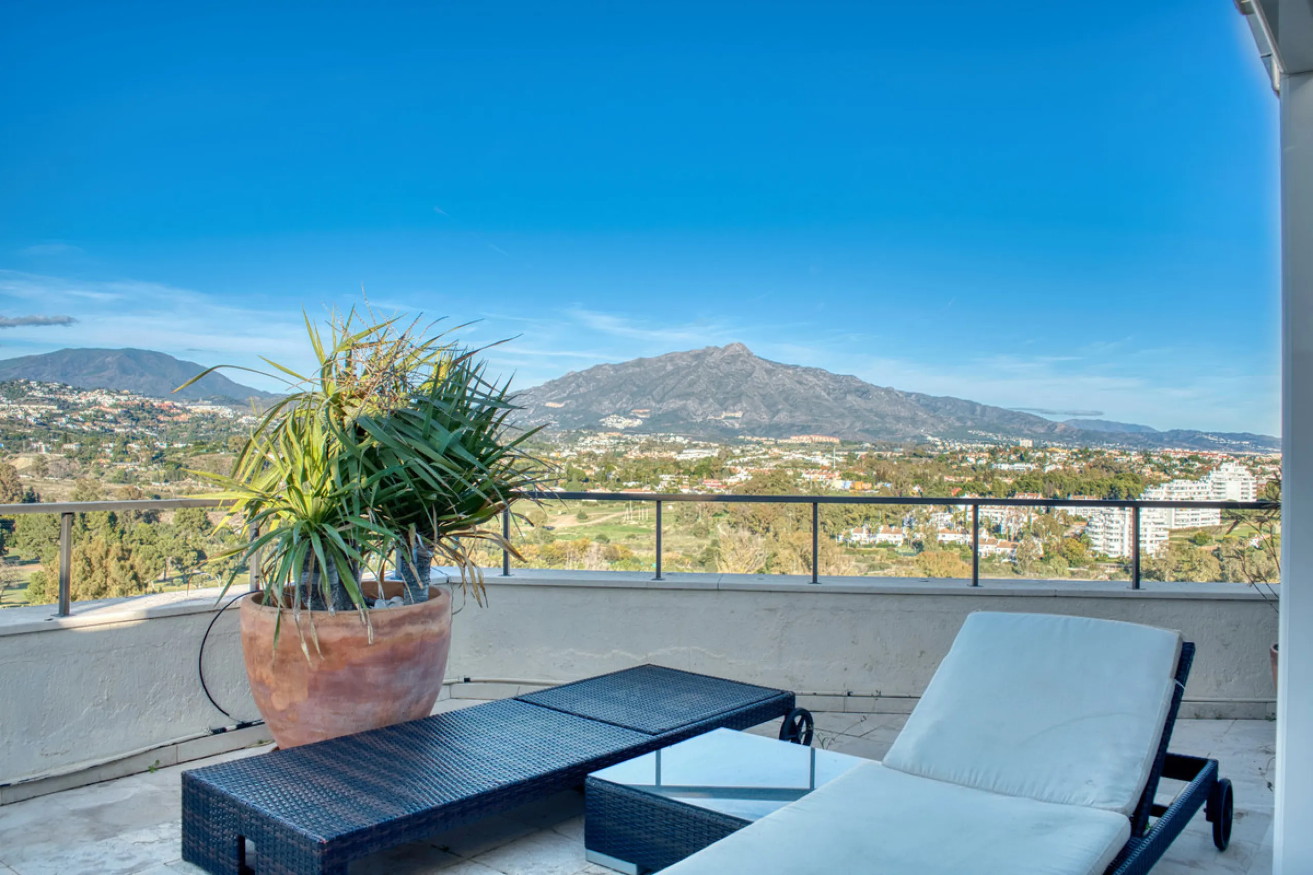 Experience luxury living at this stunning penthouse located on the prestigious Atalaya golf club. Enjoy breathtaking views of the sea, La Concha mountain, and the golf course right from the comfort of your 160 sqm interior space and 80 sqm terrace.