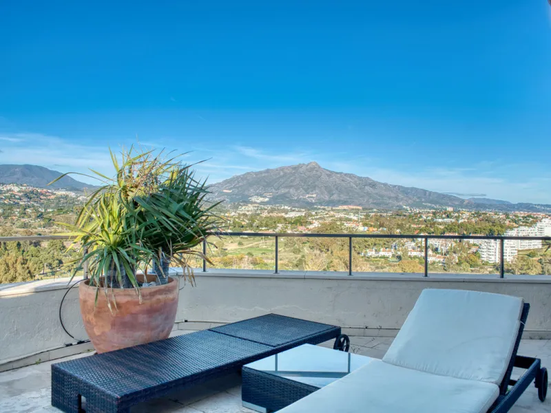 Experience luxury living at this stunning penthouse located on the prestigious Atalaya golf club. Enjoy breathtaking views of the sea, La Concha mountain, and the golf course right from the comfort of your 160 sqm interior space and 80 sqm terrace.