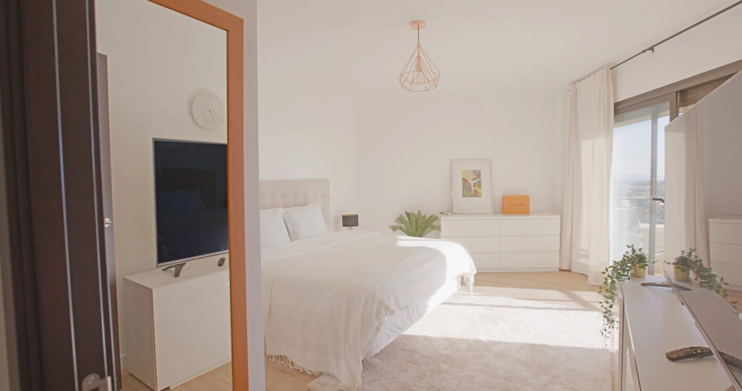 Experience luxury living at this stunning penthouse located on the prestigious Atalaya golf club. Enjoy breathtaking views of the sea, La Concha mountain, and the golf course right from the comfort of your 160 sqm interior space and 80 sqm terrace.