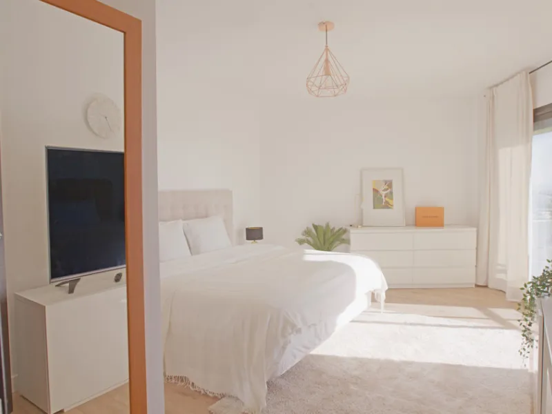 Experience luxury living at this stunning penthouse located on the prestigious Atalaya golf club. Enjoy breathtaking views of the sea, La Concha mountain, and the golf course right from the comfort of your 160 sqm interior space and 80 sqm terrace.