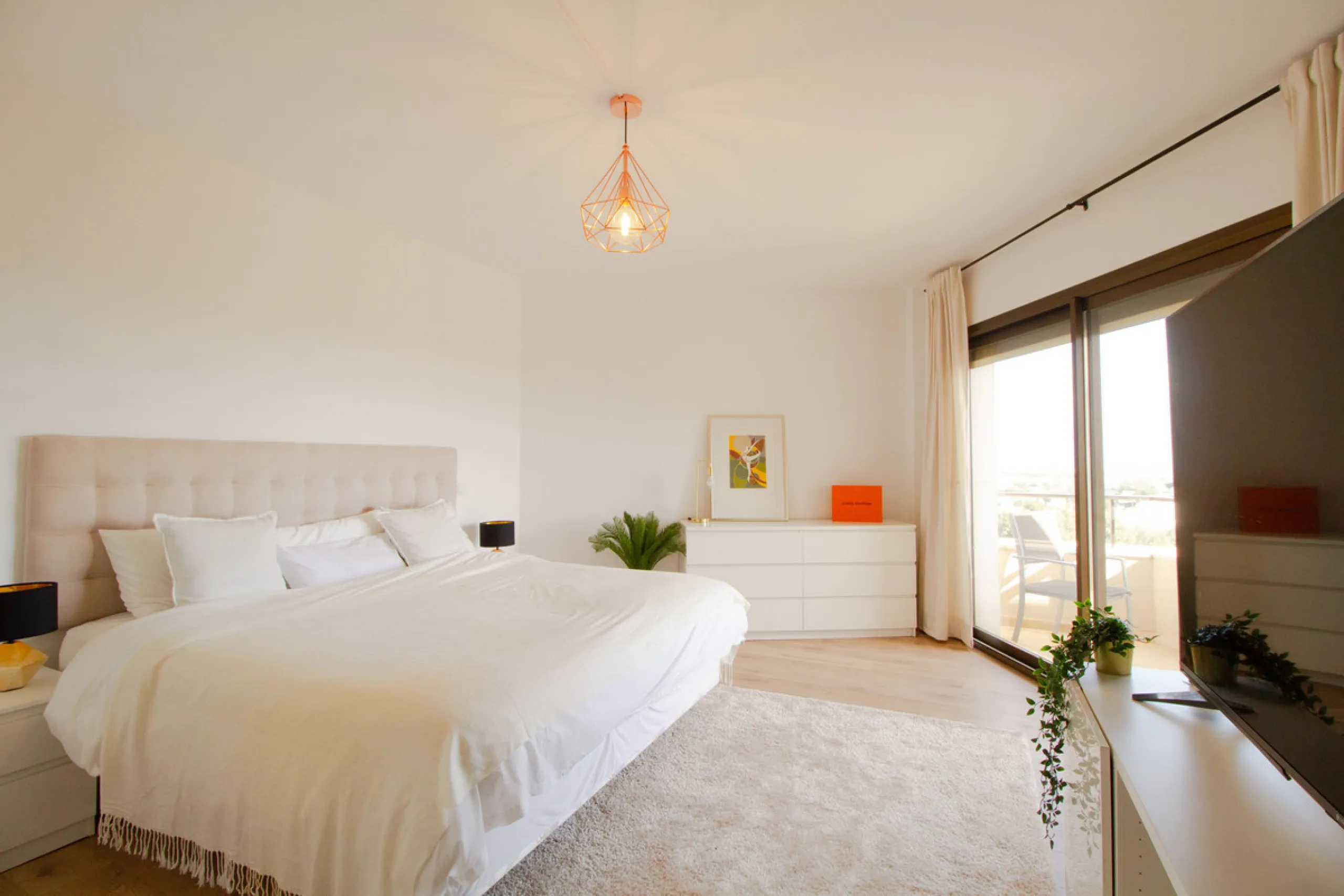 Experience luxury living at this stunning penthouse located on the prestigious Atalaya golf club. Enjoy breathtaking views of the sea, La Concha mountain, and the golf course right from the comfort of your 160 sqm interior space and 80 sqm terrace.