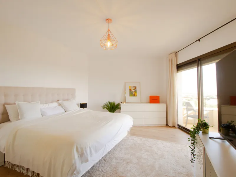 Experience luxury living at this stunning penthouse located on the prestigious Atalaya golf club. Enjoy breathtaking views of the sea, La Concha mountain, and the golf course right from the comfort of your 160 sqm interior space and 80 sqm terrace.